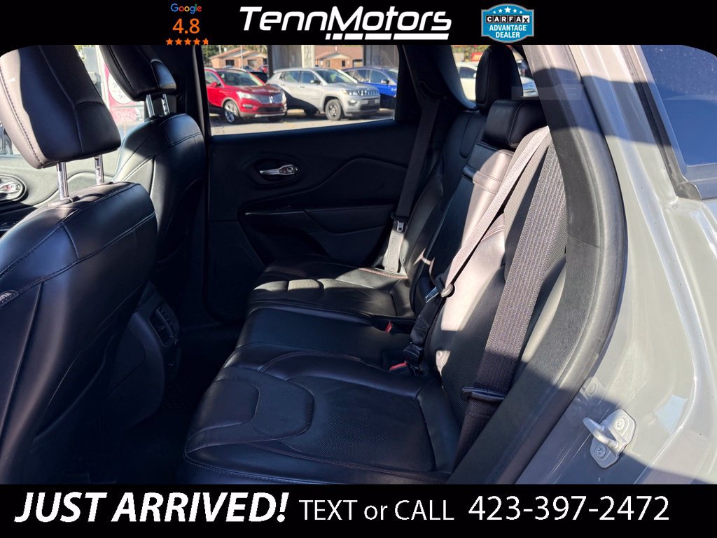 Used 2019 Jeep Cherokee Trailhawk AWD/4WD image 12