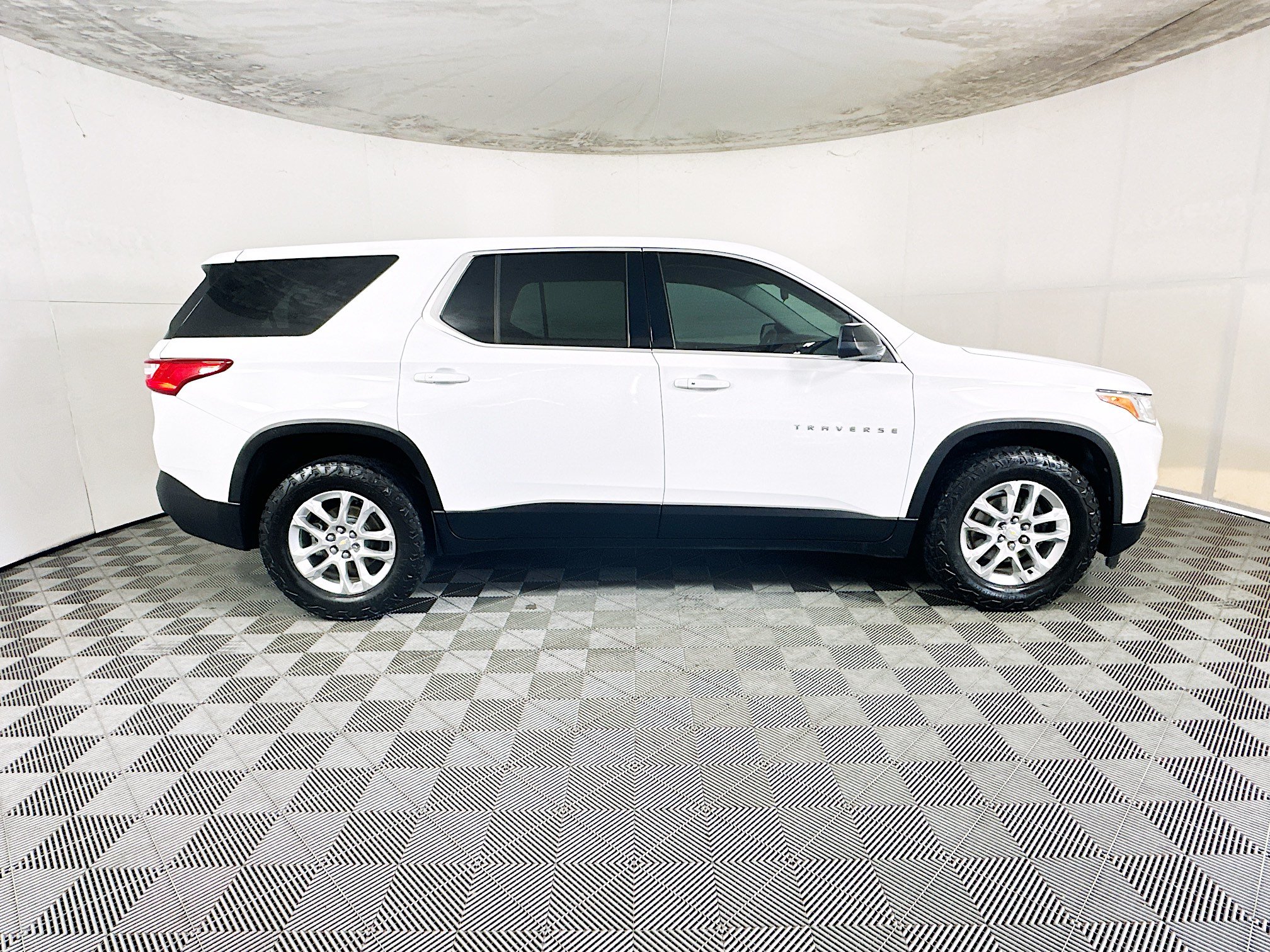 Used 2021 Chevrolet Traverse LS FWD image 2