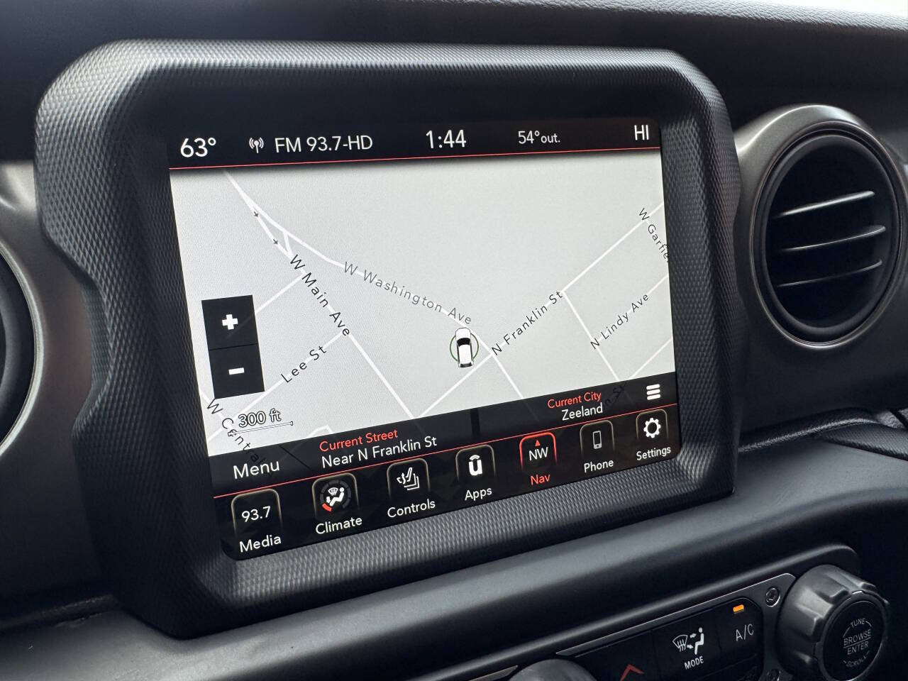 Used 2022 Jeep Gladiator Willys AWD/4WD image 11