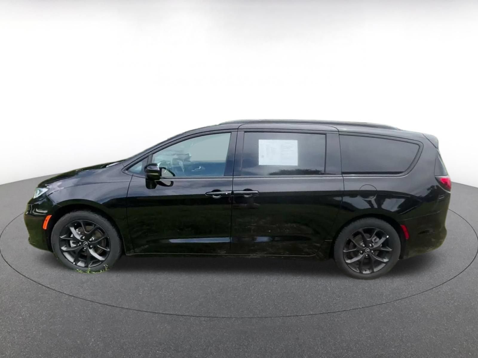 Used 2025 Chrysler Pacifica Limited FWD image 8