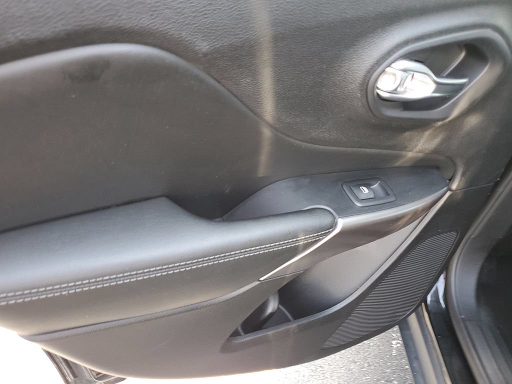 Certified 2019 Jeep Cherokee Limited AWD/4WD image 16