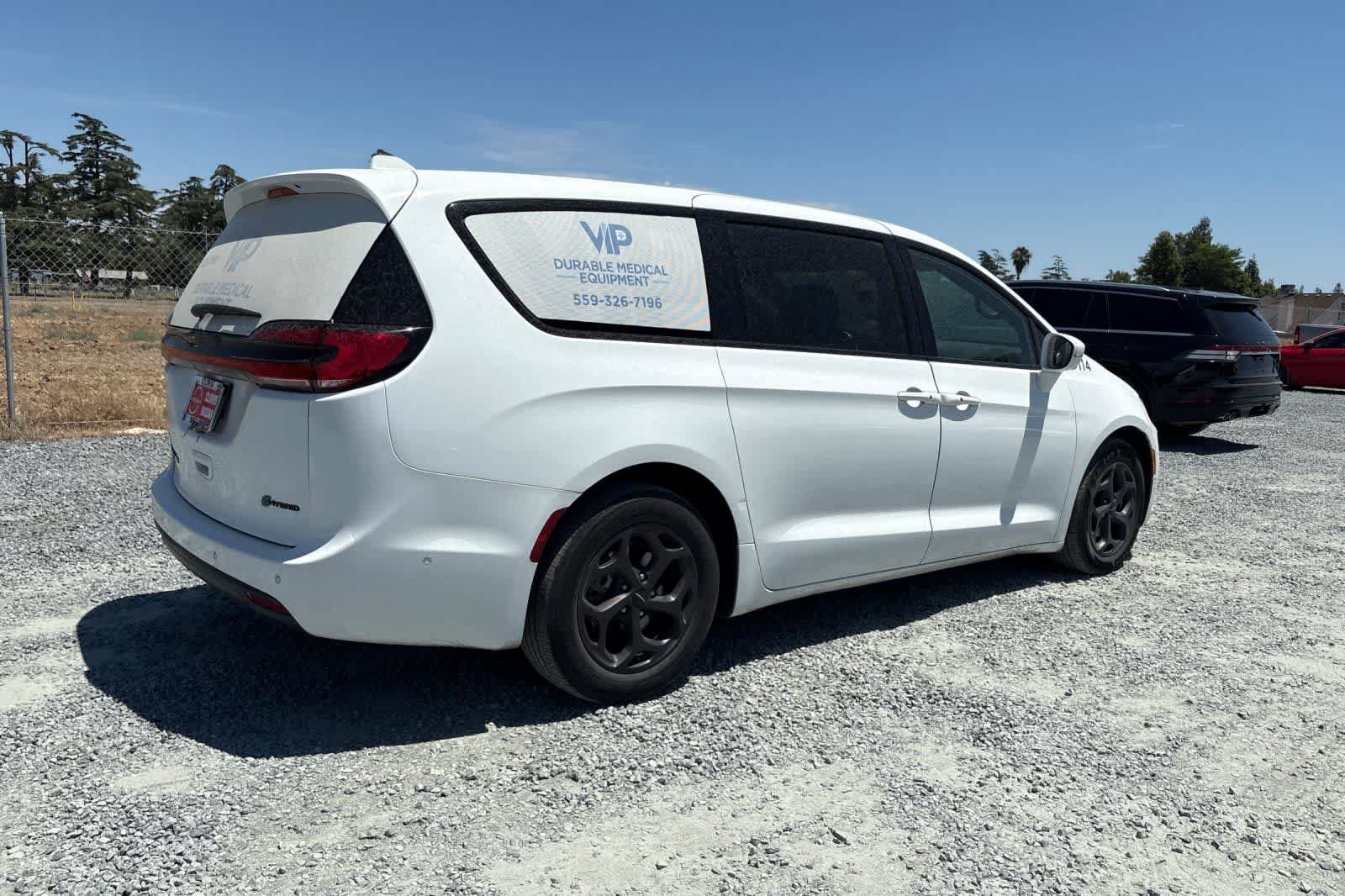 Used 2022 Chrysler Pacifica Limited w/ S Appearance Package FWD image 3