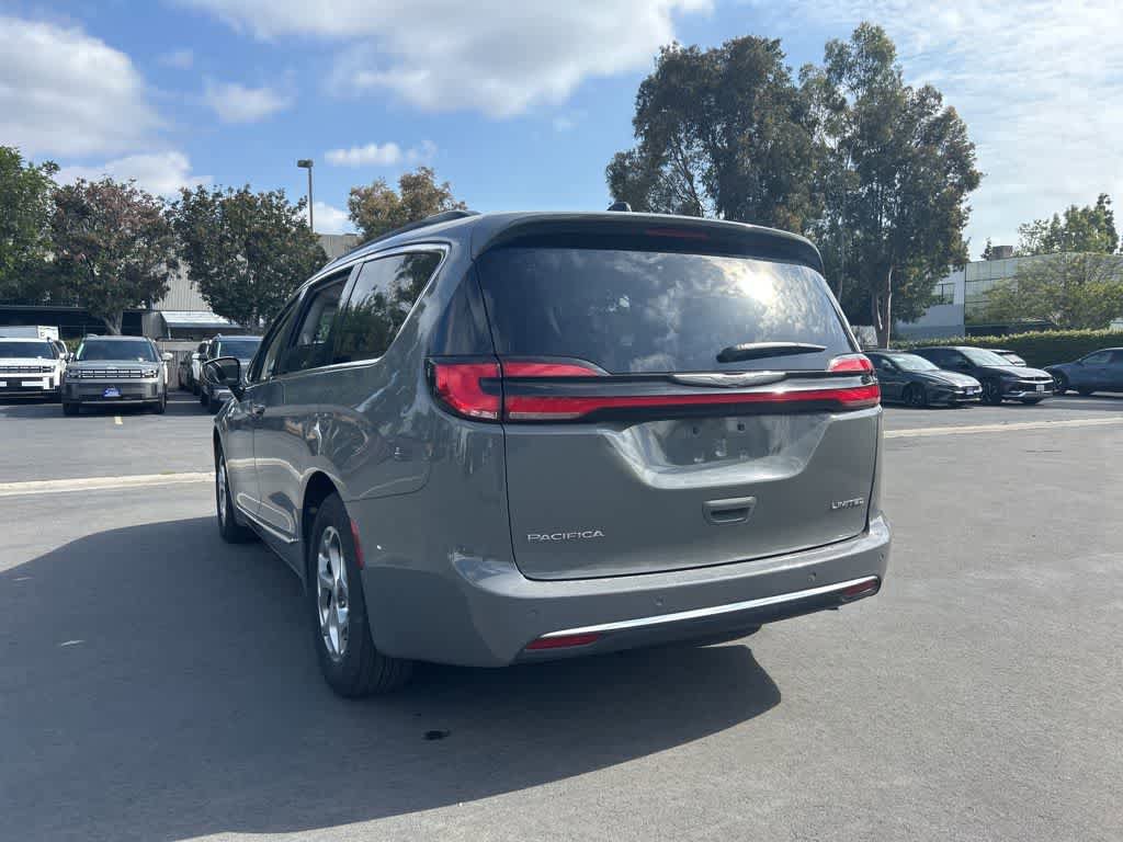 Used 2023 Chrysler Pacifica Limited FWD image 4