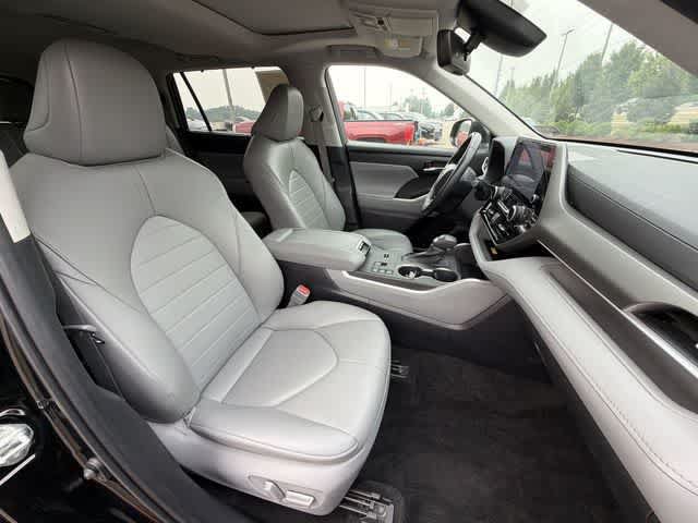 Used 2023 Toyota Highlander XLE AWD/4WD image 21