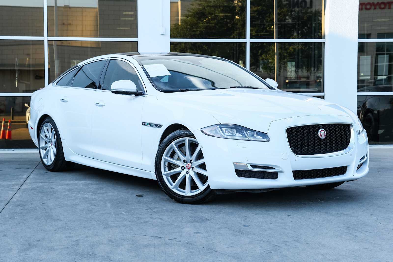 Used 2017 Jaguar XJ R-Sport RWD image 6