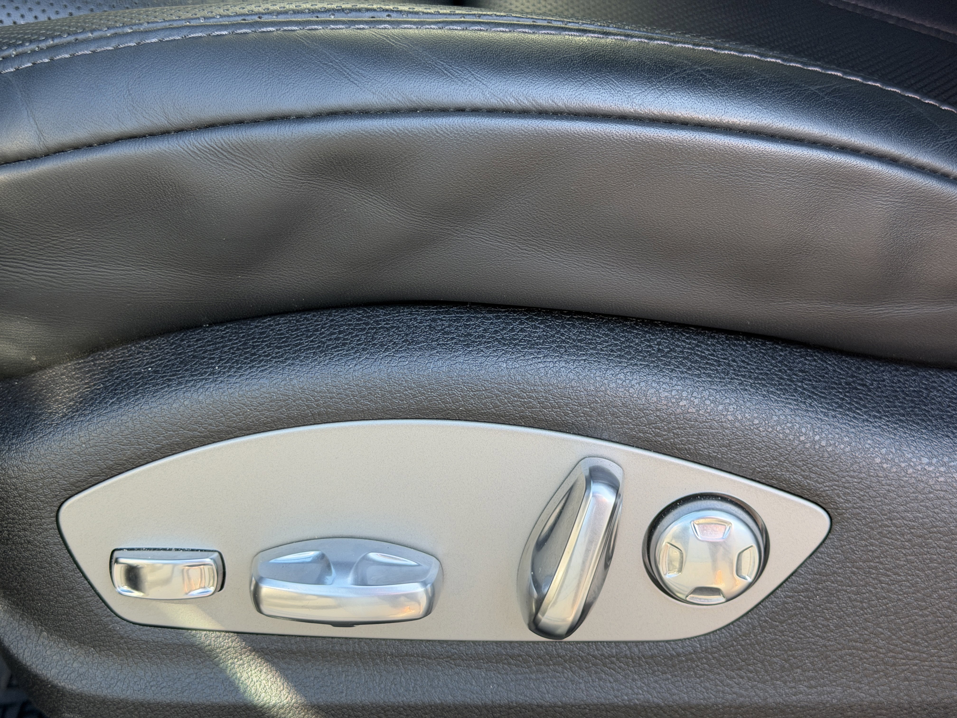 Certified 2025 Porsche Macan Turbo image 26