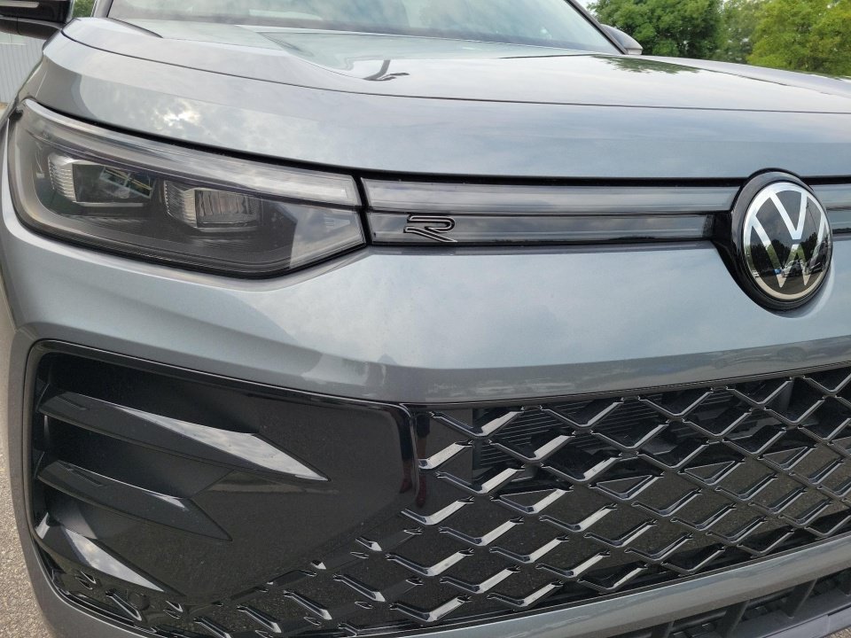 New 2026 Volkswagen Tiguan SE R-Line FWD image 24