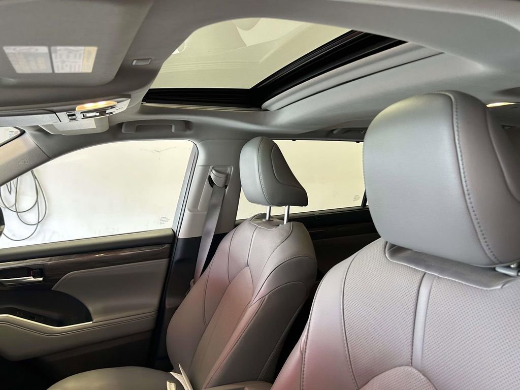 Certified 2021 Toyota Highlander Limited AWD/4WD image 15