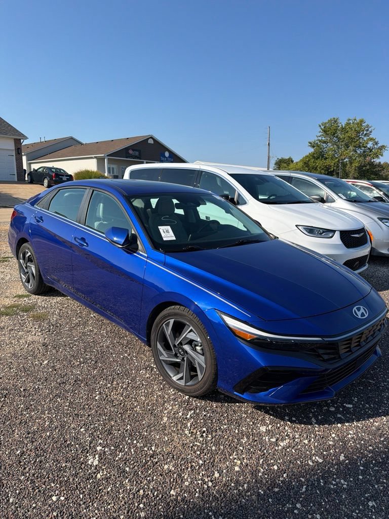 Used 2025 Hyundai Elantra Limited FWD image 4