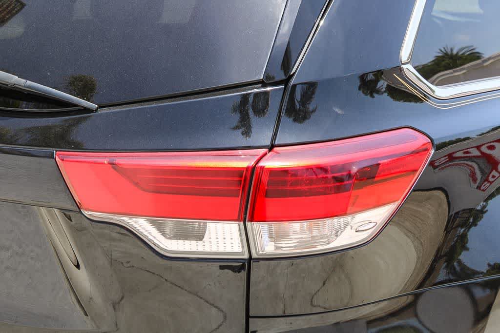 Used 2017 Toyota Highlander XLE AWD/4WD image 10