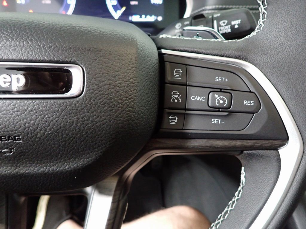 New 2025 Jeep Grand Cherokee Limited w/ Black Appearance Package image 30