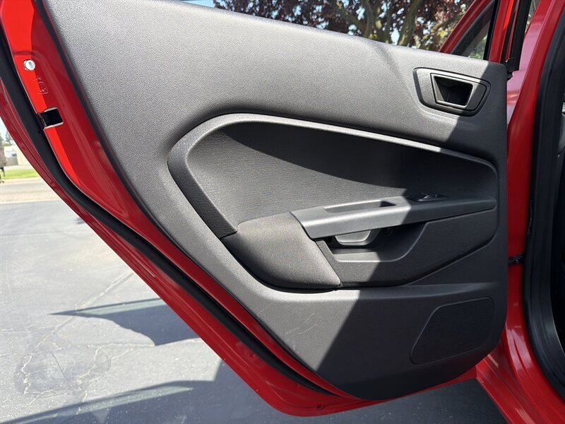 Used 2013 Ford Fiesta SE image 24