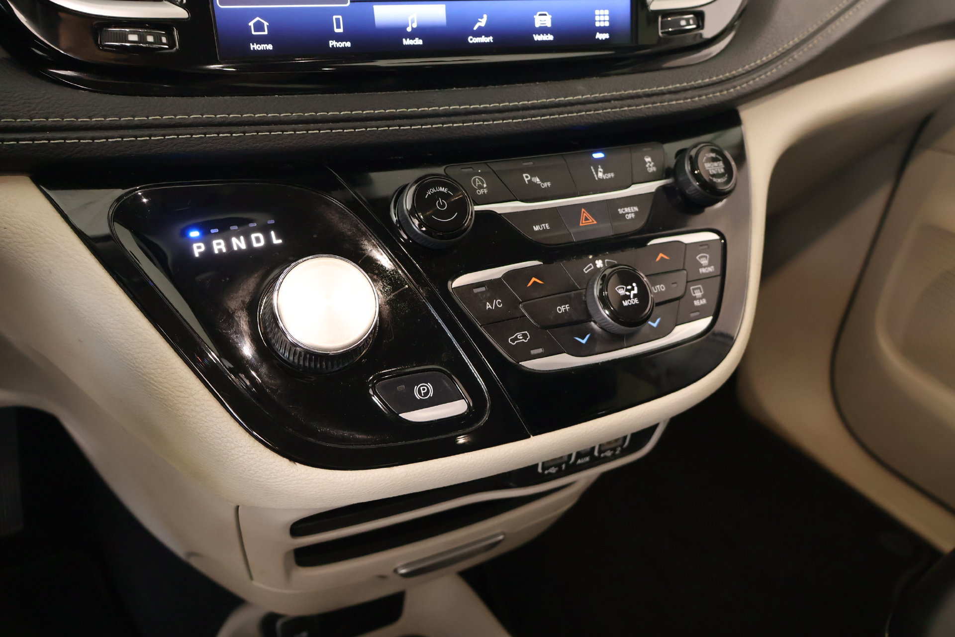 Used 2023 Chrysler Pacifica Touring-L FWD image 8