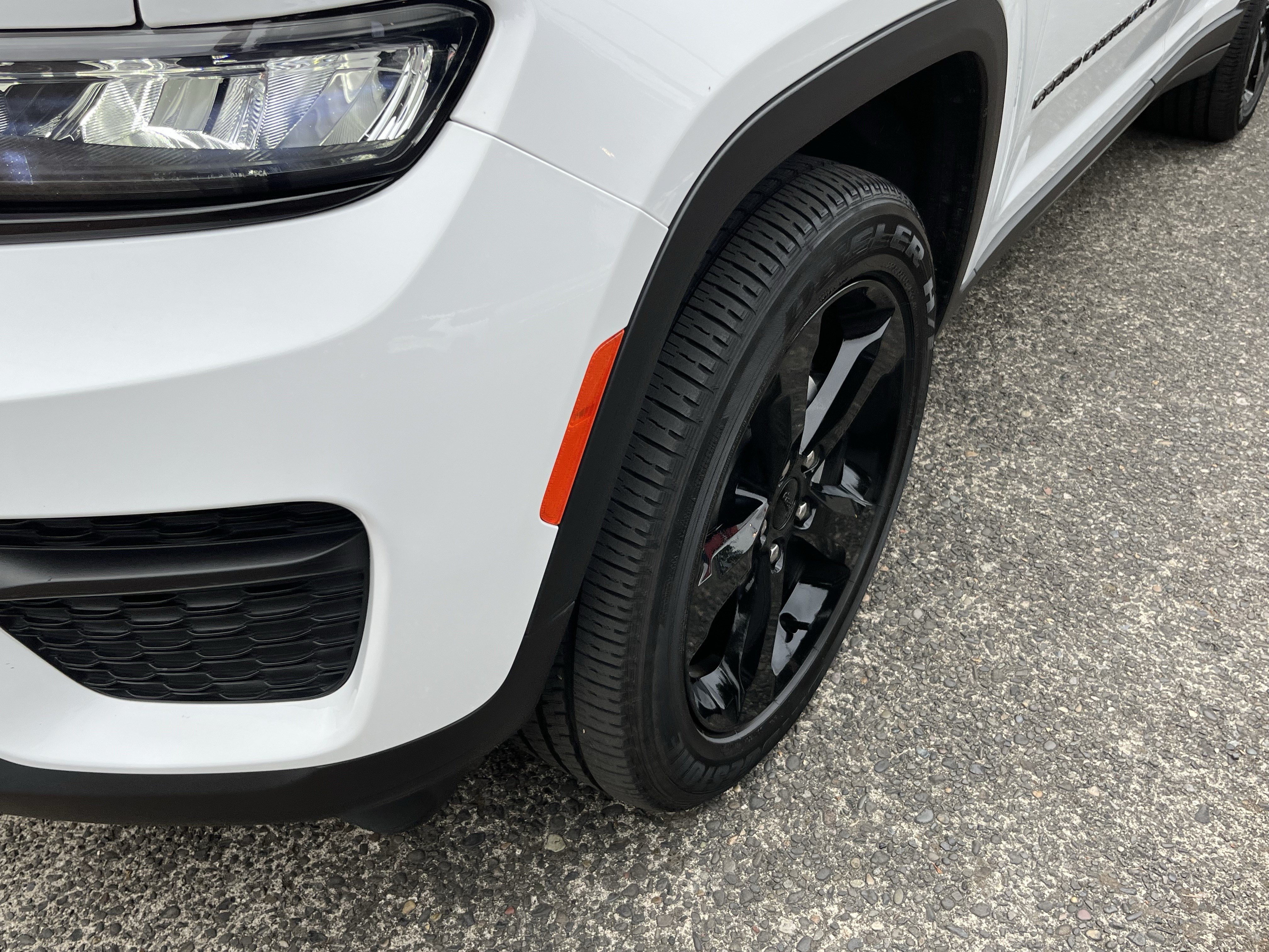 Used 2023 Jeep Grand Cherokee Altitude AWD/4WD image 9