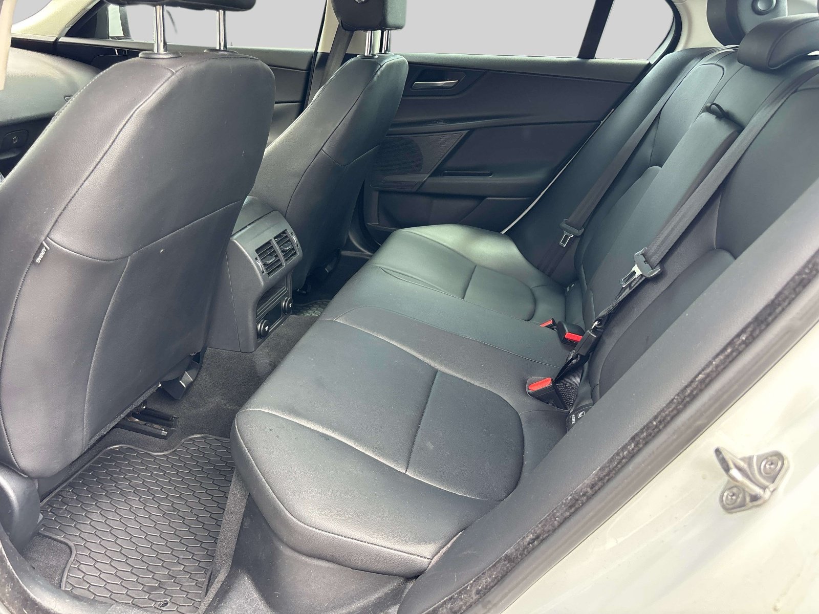 Used 2019 Jaguar XE RWD image 11