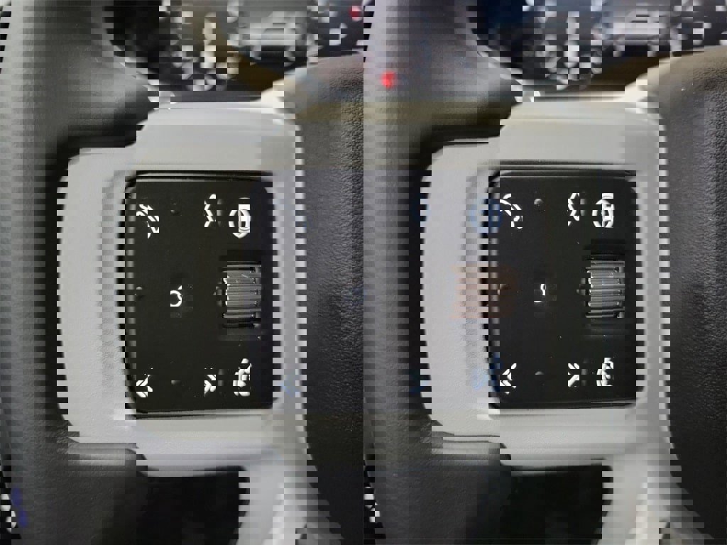 New 2024 Land Rover Defender 110 SE image 15