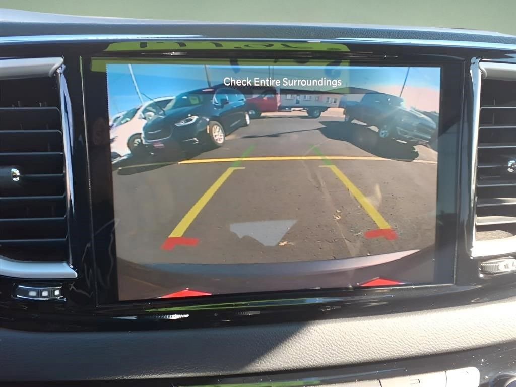 Used 2023 Chrysler Pacifica Touring-L FWD image 9