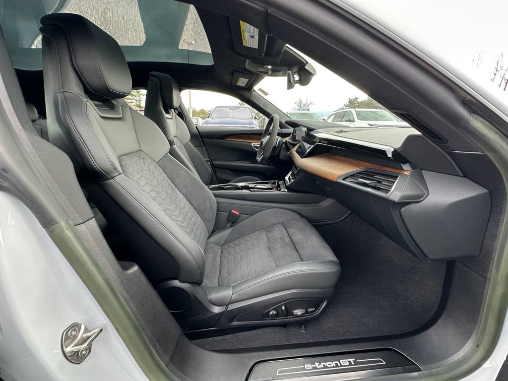 Used 2023 Audi e-tron GT Prestige image 30