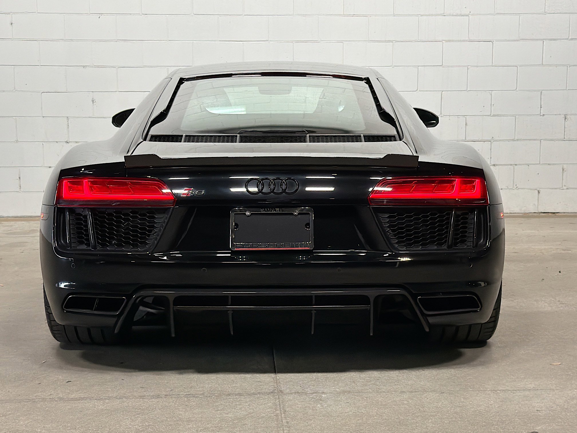 Used 2018 Audi R8 V10 w/ Premium Package RWD image 8