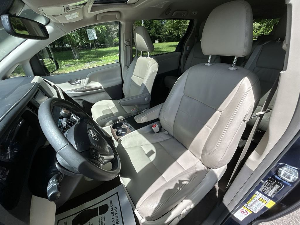 Used 2018 Toyota Sienna XLE FWD image 15