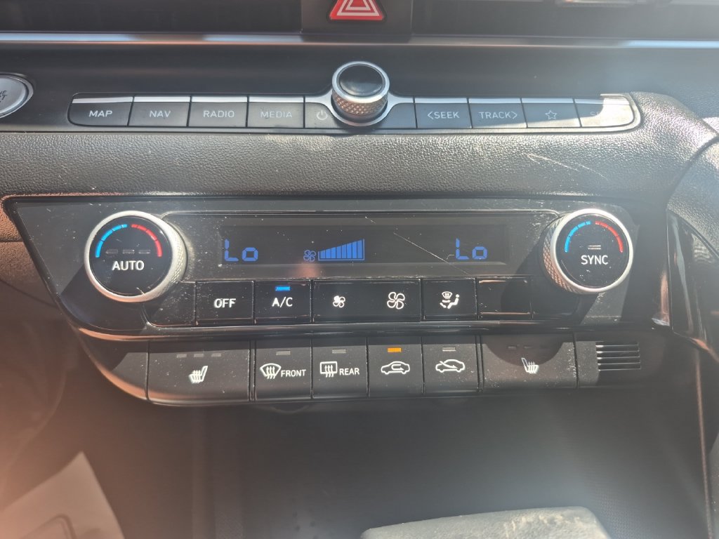 Used 2022 Hyundai Elantra Limited FWD image 21