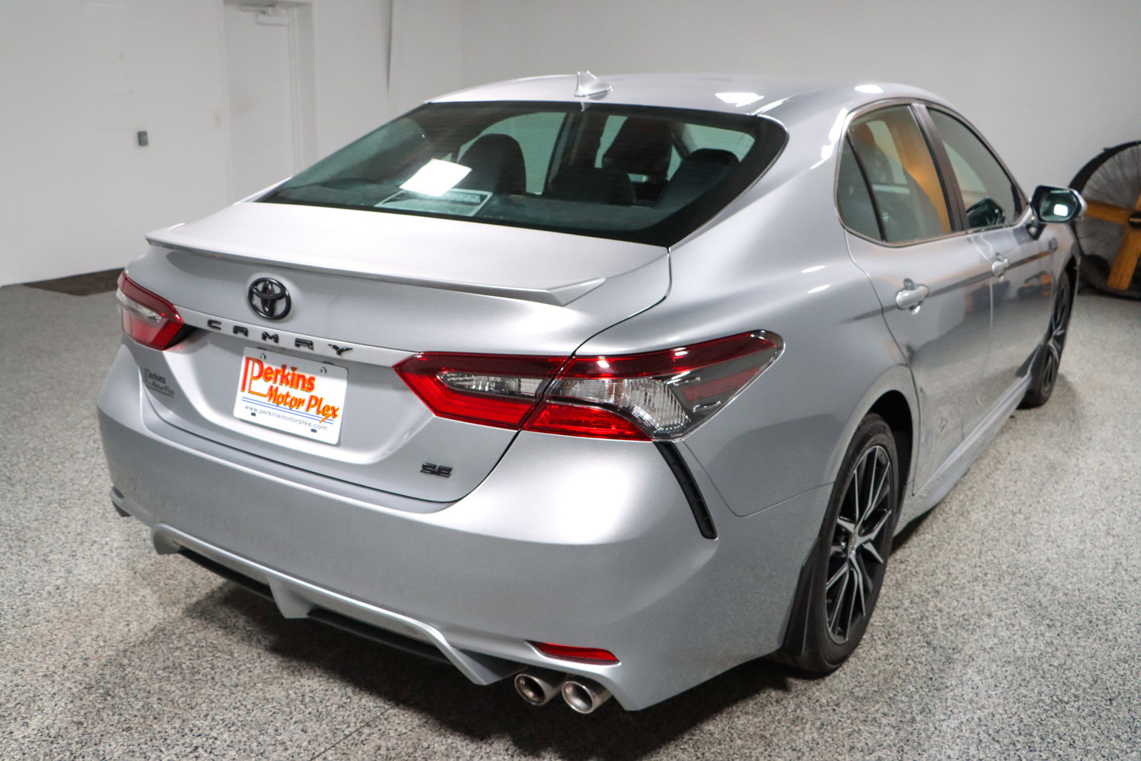 Used 2024 Toyota Camry SE w/ Cold Weather Package FWD image 7