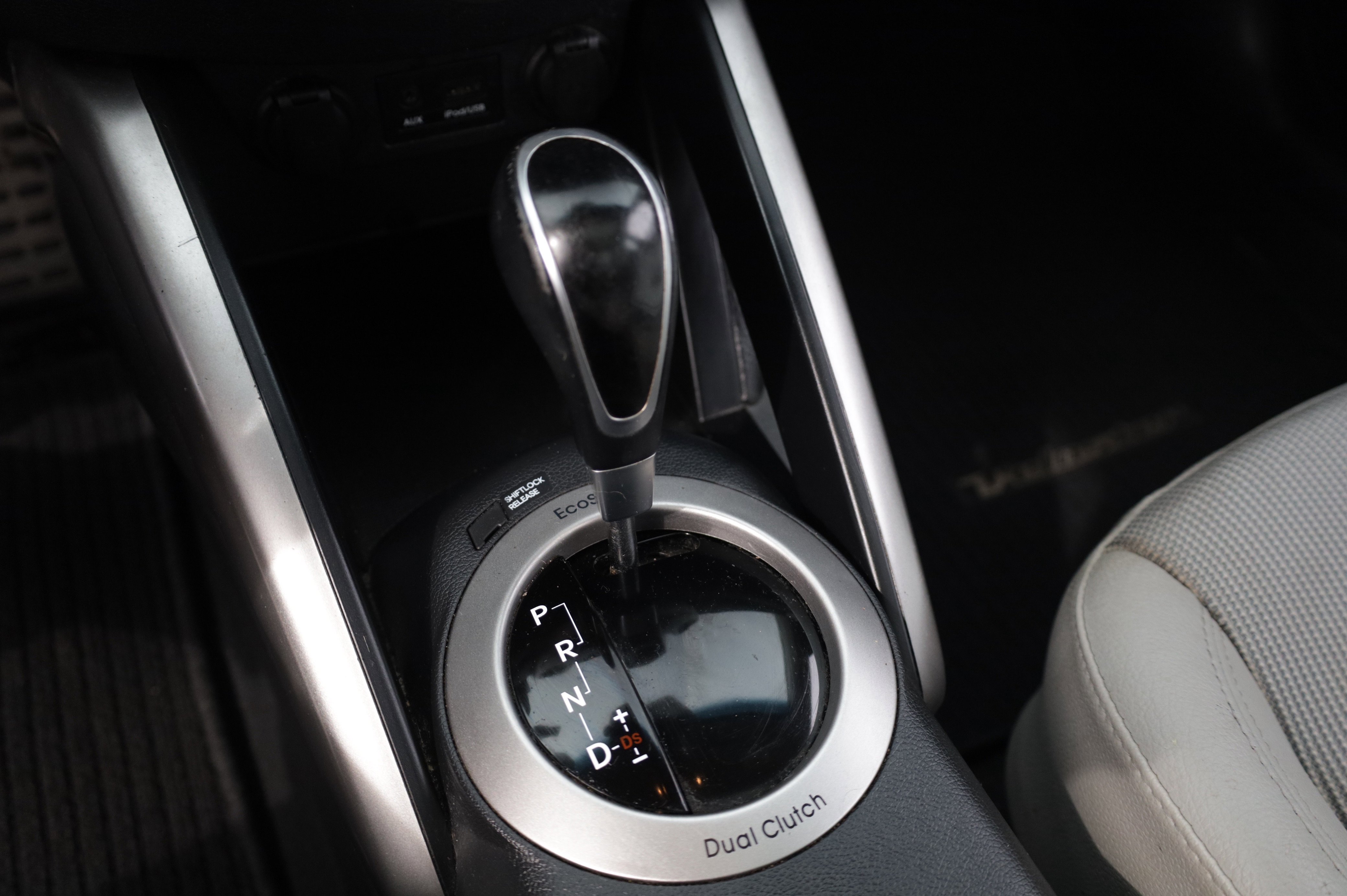 Used 2013 Hyundai Veloster w/ Tech Pkg FWD image 9