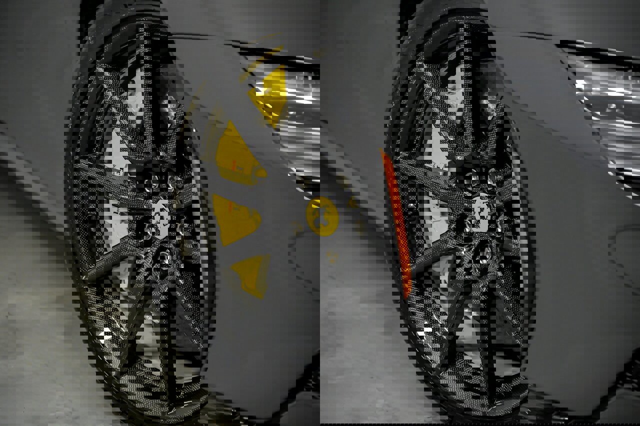 Used 2024 Ferrari SF90 Spider image 3