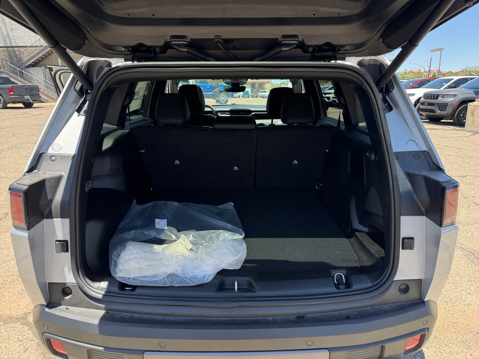 New 2026 Jeep Cherokee Overland w/ Trailer Tow Group AWD/4WD image 34
