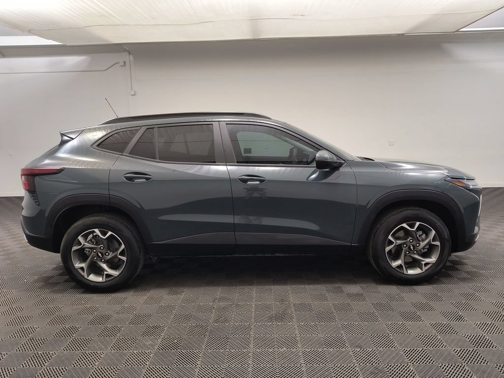 Used 2026 Chevrolet Trax LT FWD image 8