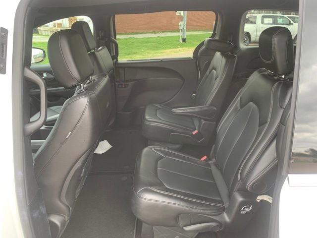 Used 2025 Chrysler Pacifica Select image 23