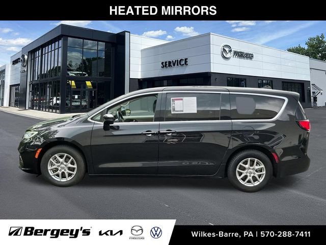 Used 2024 Chrysler Pacifica Touring-L FWD image 10