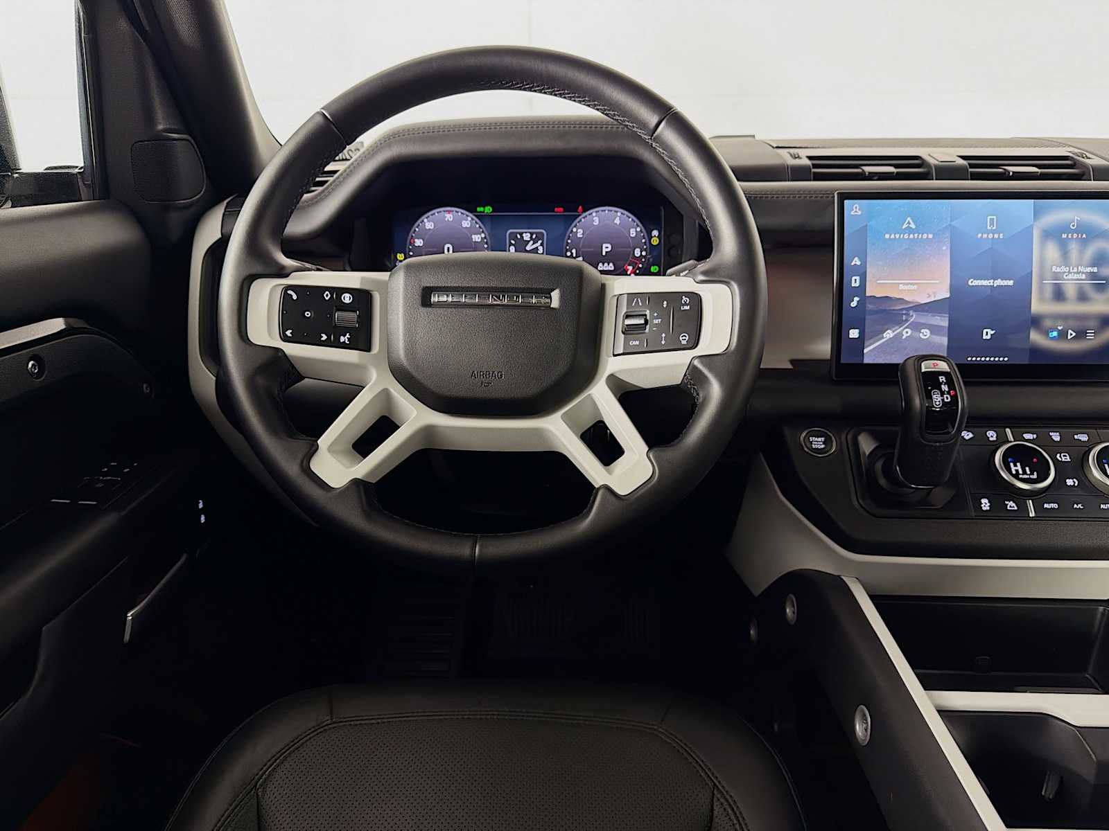 Used 2025 Land Rover Defender 90 X-Dynamic SE image 22