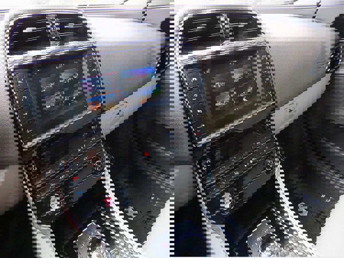 Used 2018 Jaguar XE Prestige image 23