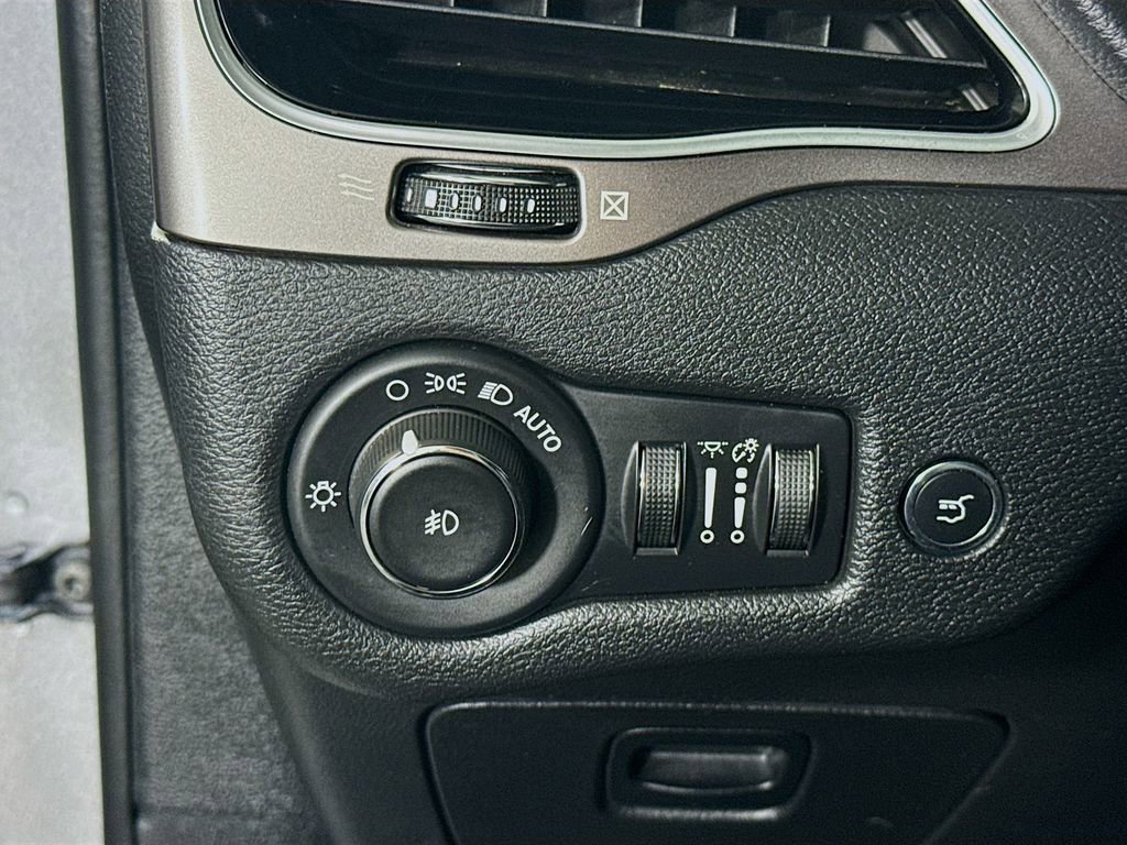 Used 2020 Jeep Cherokee Limited AWD/4WD image 19