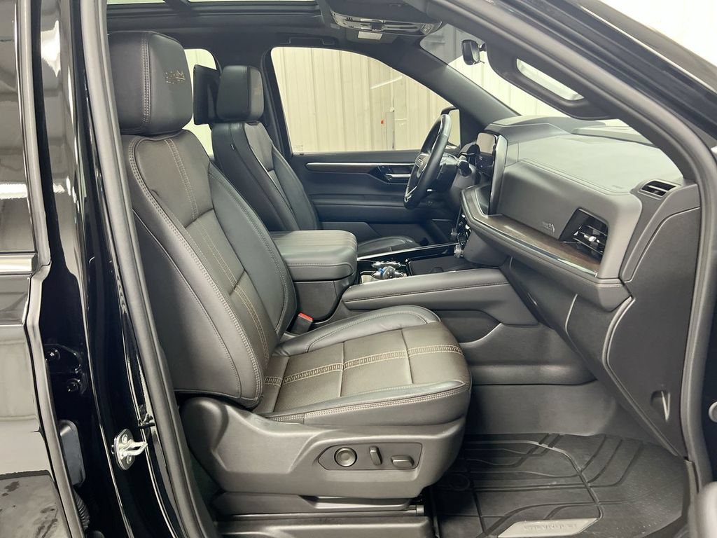 Used 2025 Chevrolet Suburban High Country AWD/4WD image 23