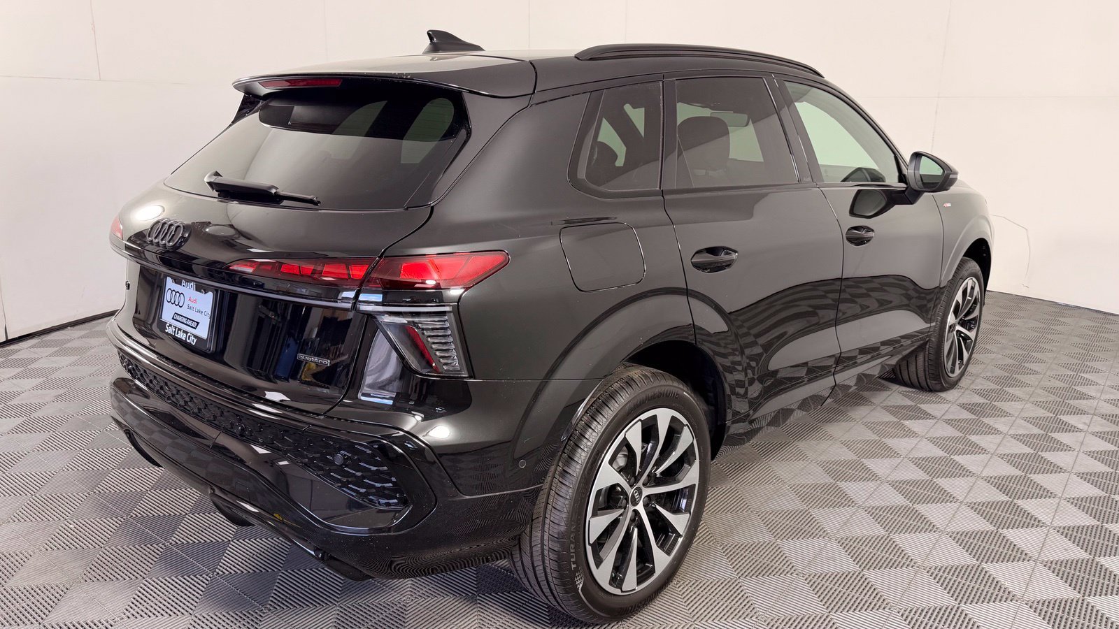 New 2026 Audi Q3 quattro 2.0T AWD/4WD image 9