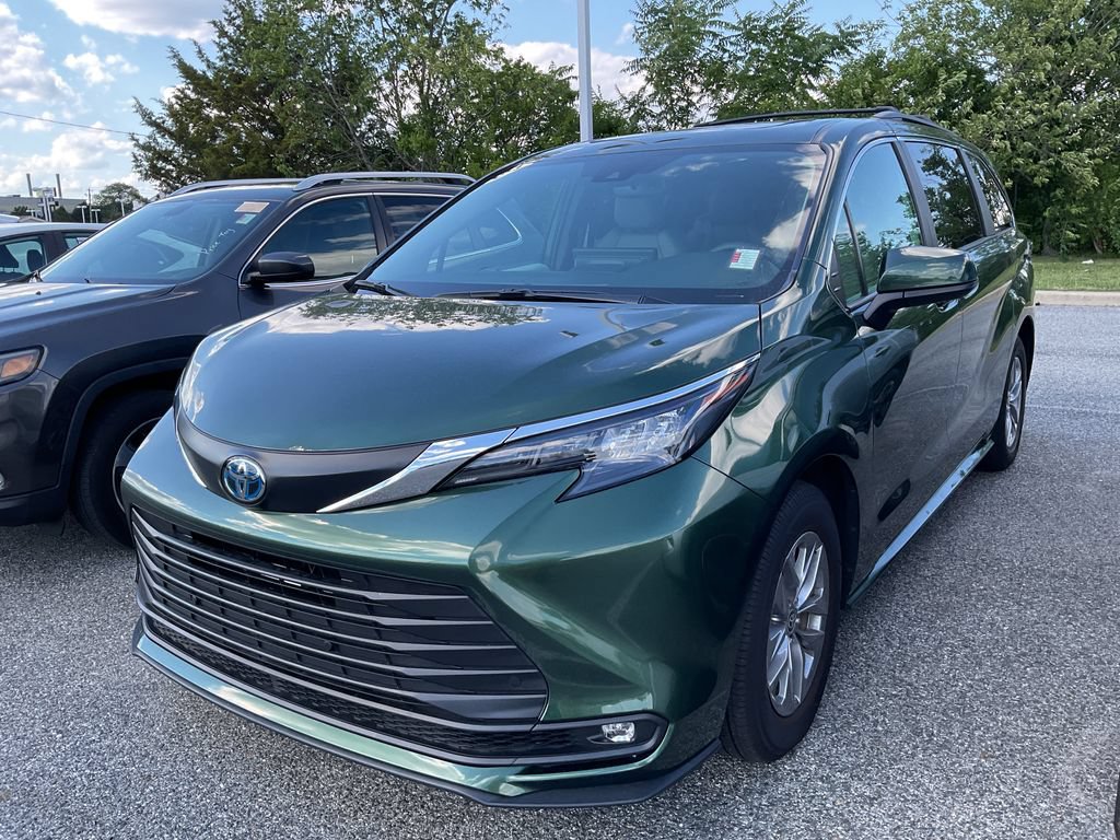 Used 2025 Toyota Sienna XLE FWD image 4