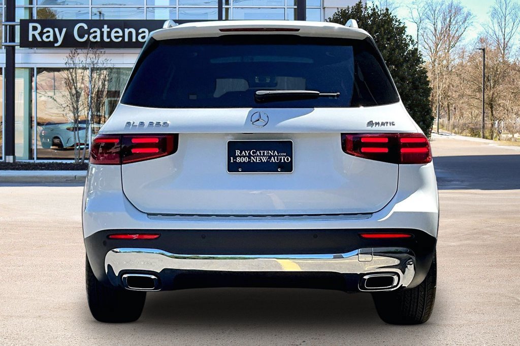 Used 2026 Mercedes-Benz GLB 250 4MATIC image 4