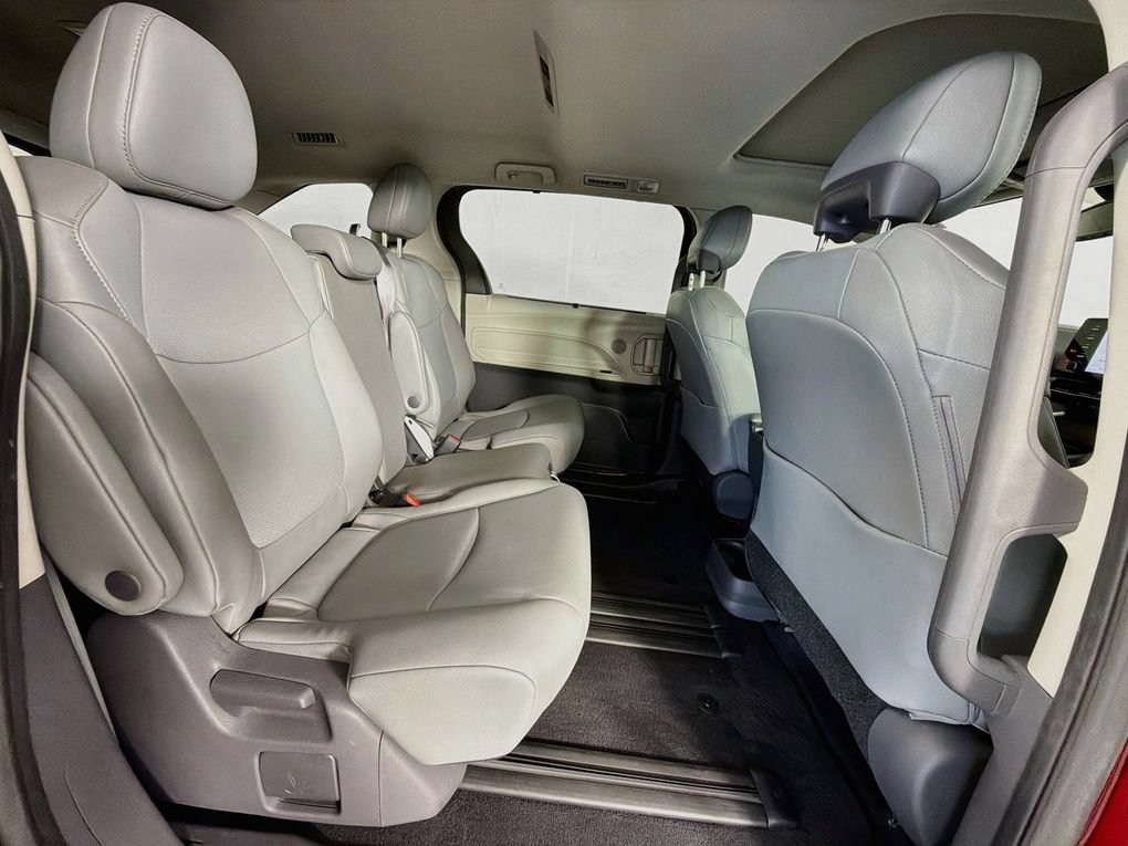 Used 2021 Toyota Sienna XLE FWD image 28