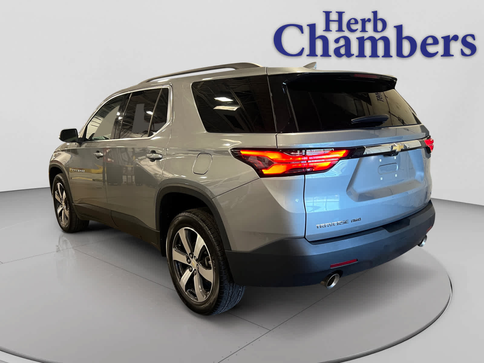 Used 2023 Chevrolet Traverse LT w/ LT Premium Package AWD/4WD image 3
