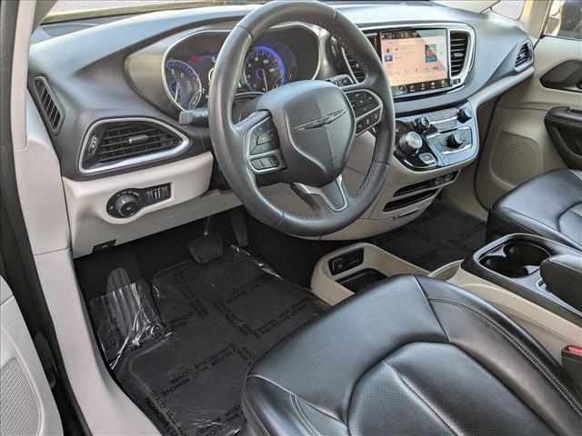 Used 2023 Chrysler Pacifica Touring-L image 10