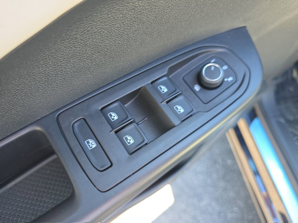 Used 2025 Volkswagen Taos SE image 17