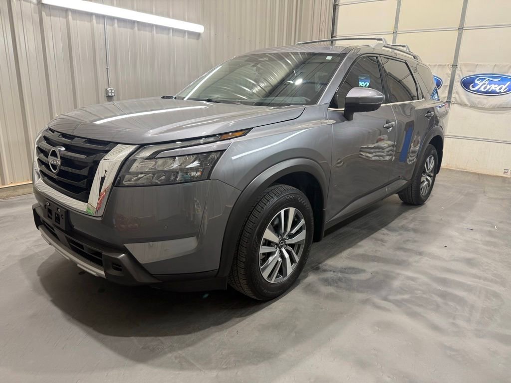 Used 2025 Nissan Pathfinder SL FWD image 3