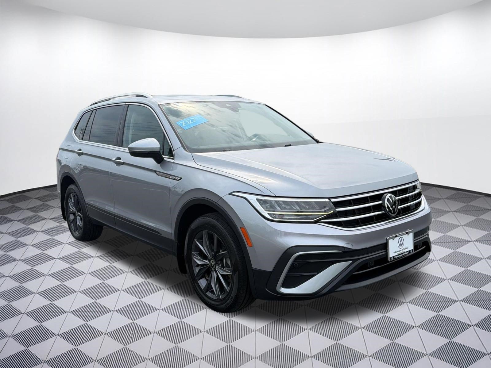 Used 2022 Volkswagen Tiguan SE w/ Panoramic Sunroof Package AWD/4WD image 6
