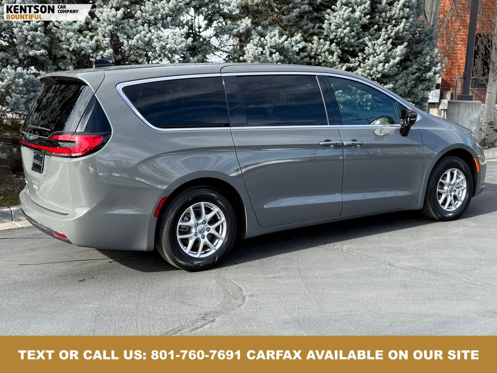 Used 2025 Chrysler Pacifica Select image 10