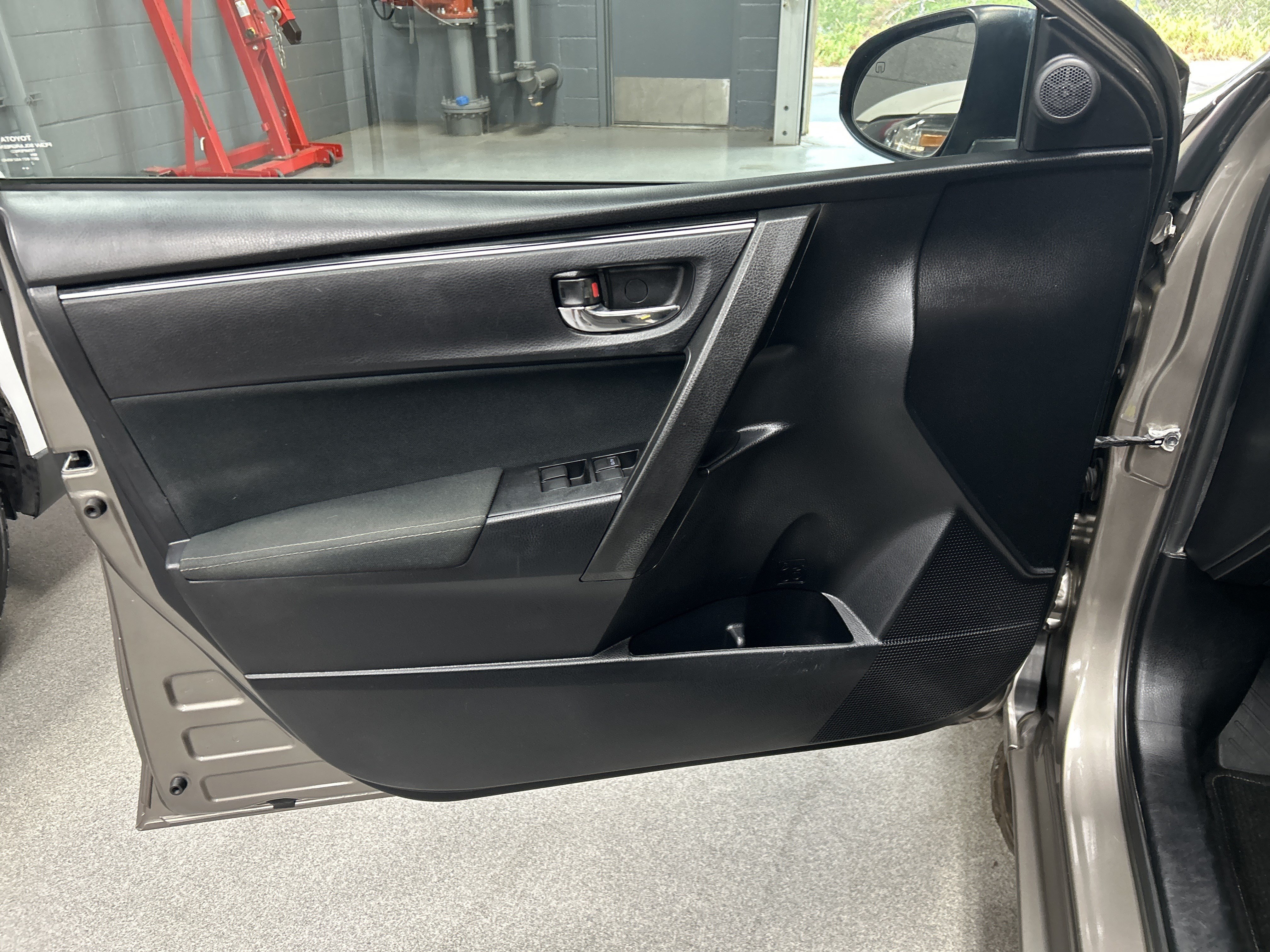 Used 2017 Toyota Corolla LE FWD image 14