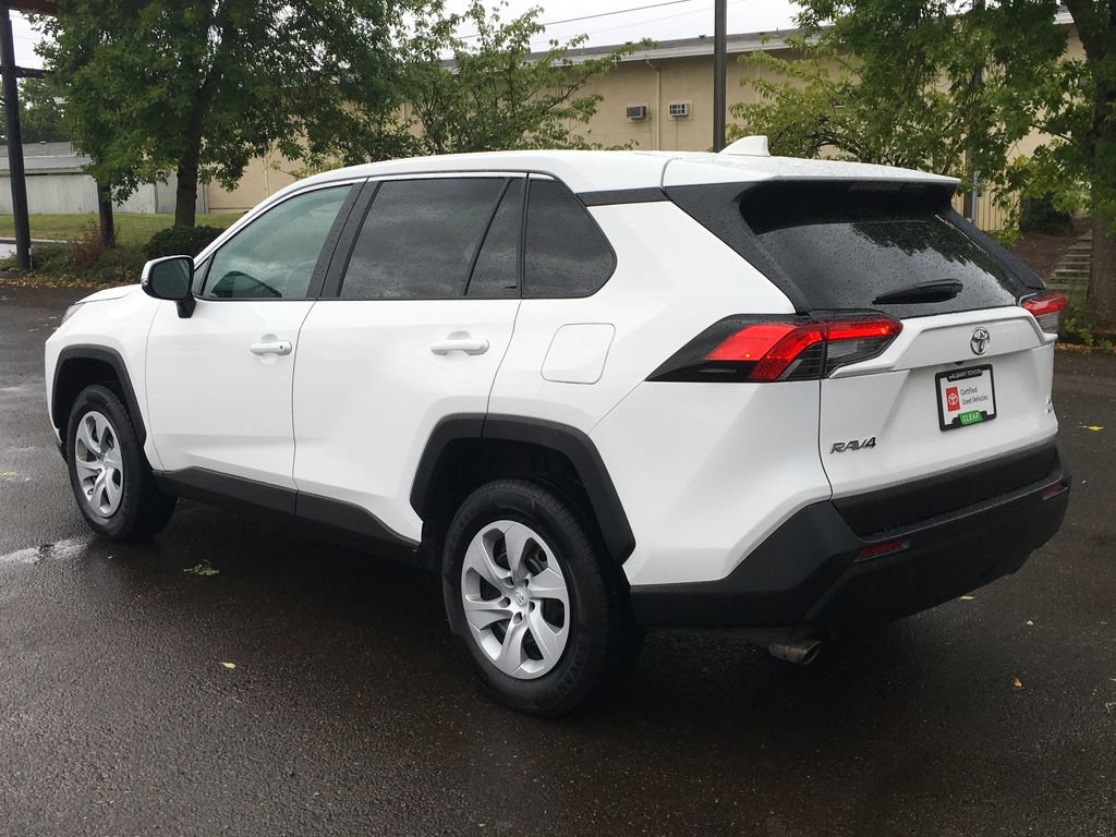 Used 2024 Toyota RAV4 LE AWD/4WD image 4