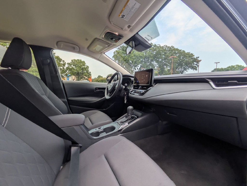 Used 2025 Toyota Corolla LE FWD image 30