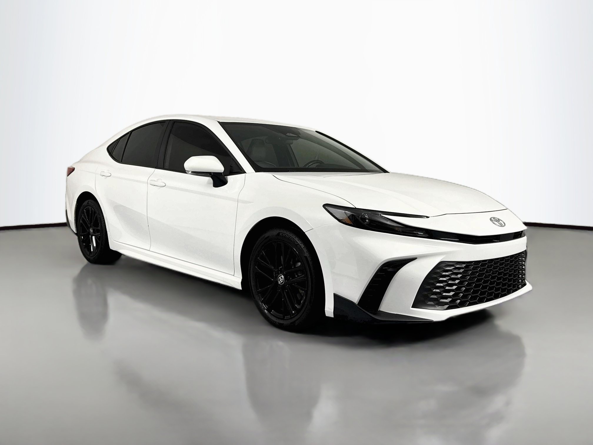 Used 2025 Toyota Camry SE AWD/4WD image 3